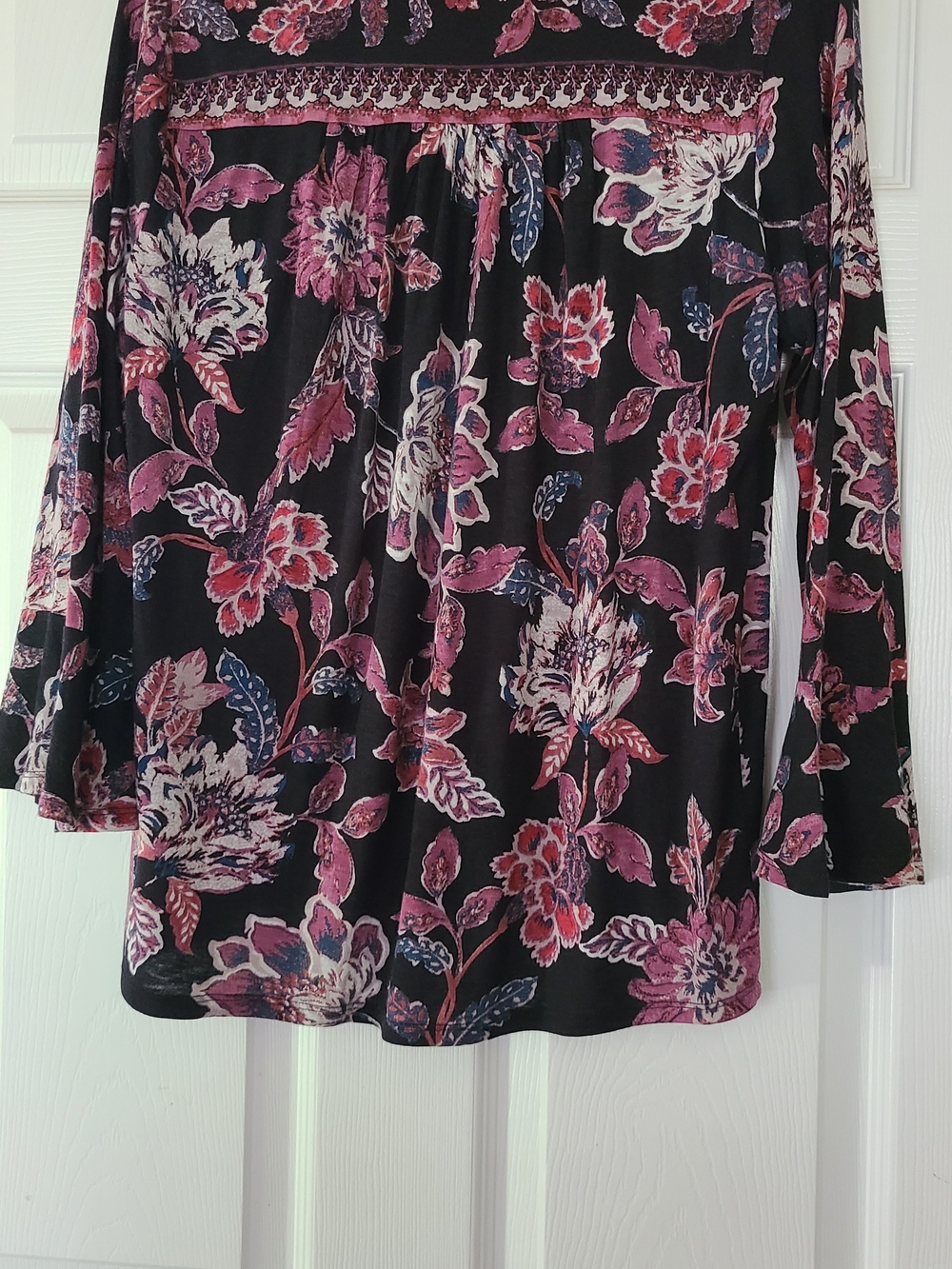 Lucky Brand Women's M Black Pink Floral V-Neck Tie Keyhole Bell Sleeve Blouse